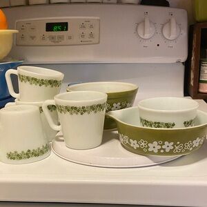 Pyrex Corning Crazy Daisy Seven Piece Set
Verde on milk glass